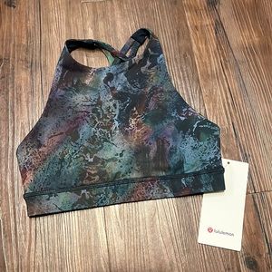 Selling a brand new, never worn, lulu sports bra. High Neck, size 4